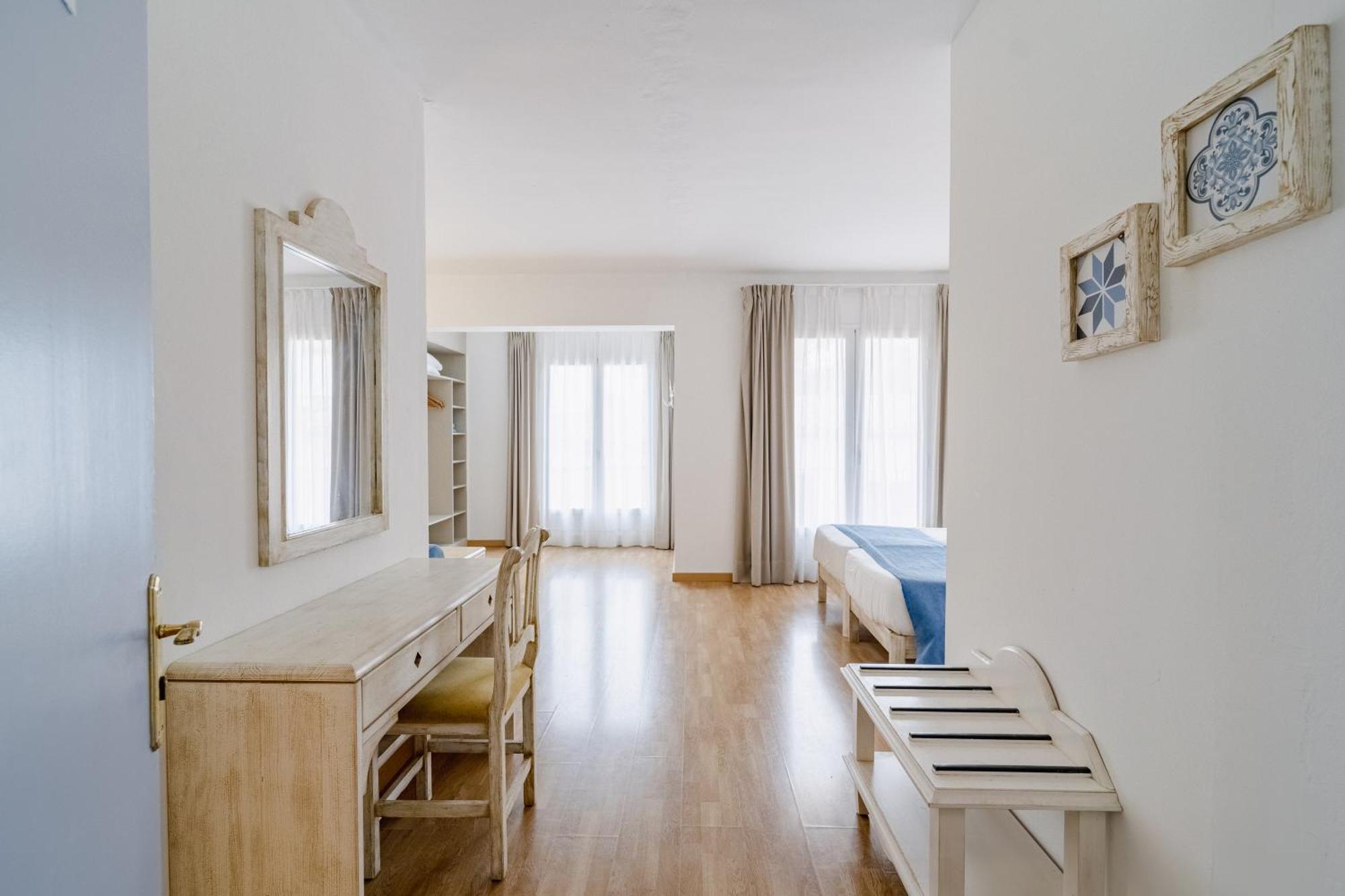 Hostal Hpc Porto Colom Extérieur photo