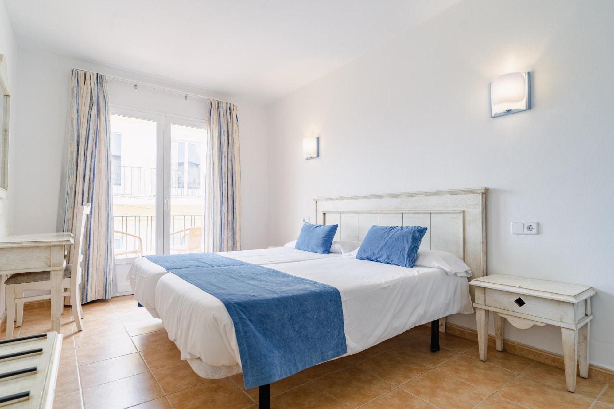 Hostal Hpc Porto Colom Extérieur photo