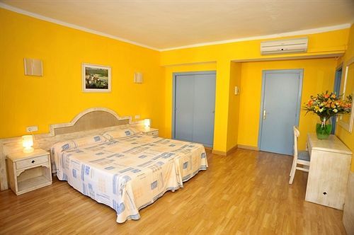 Hostal Hpc Porto Colom Extérieur photo
