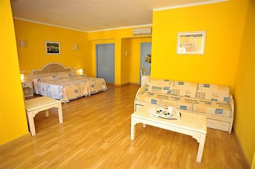 Hostal Hpc Porto Colom Extérieur photo